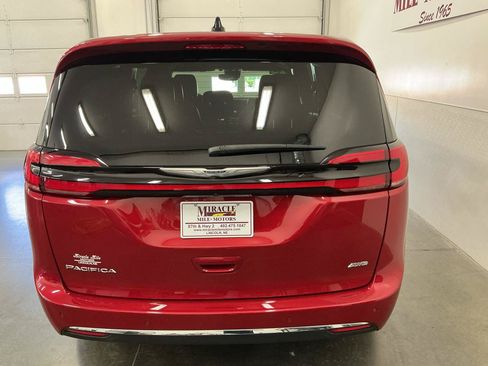 Used 2025 Chrysler Pacifica Select AWD/4WD image 9