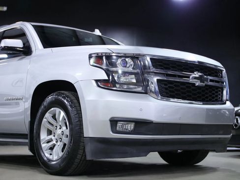 Used 2016 Chevrolet Suburban LT image 2