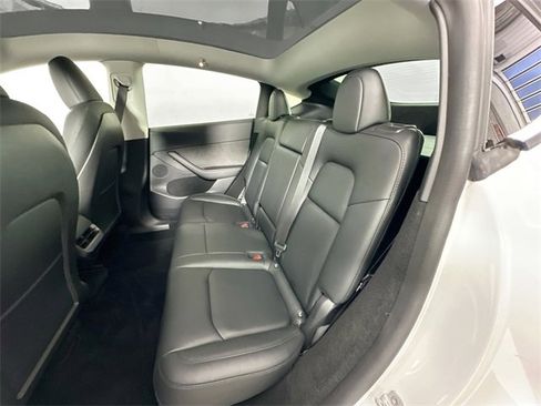 Used 2022 Tesla Model Y Long Range image 22