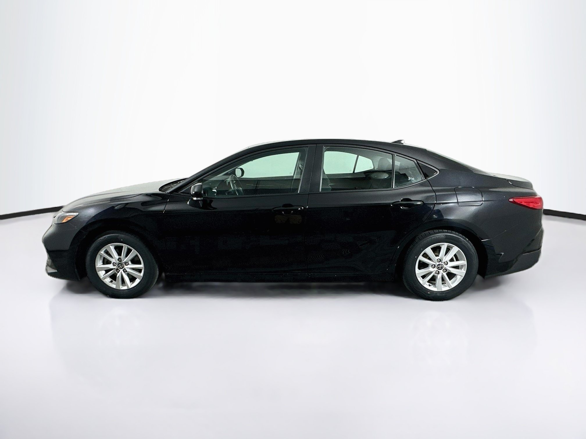 Used 2025 Toyota Camry LE FWD image 4