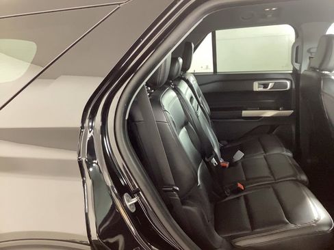 Used 2022 Ford Explorer XLT w/ Equipment Group 202A image 11