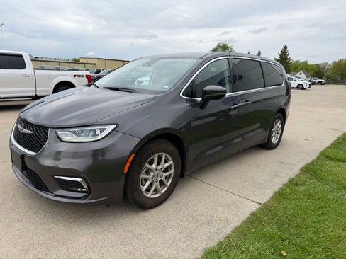 Used 2023 Chrysler Pacifica Touring-L FWD image 3