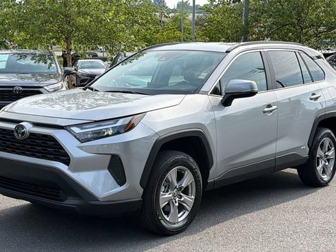 Used 2025 Toyota RAV4 XLE AWD/4WD image 2