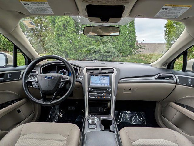 Used 2017 Ford Fusion SE FWD image 13