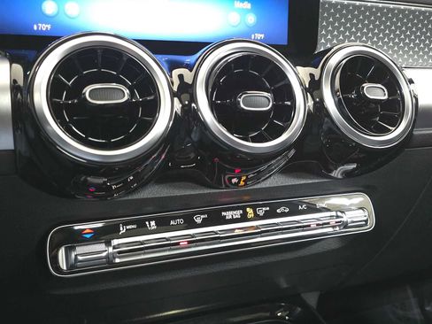 Certified 2026 Mercedes-Benz GLB 250 4MATIC image 32