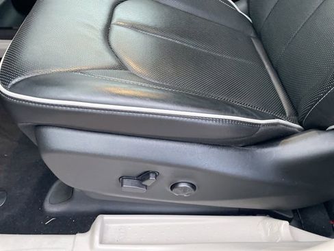 Used 2024 Chrysler Pacifica Limited w/ Trailer Tow Group image 7