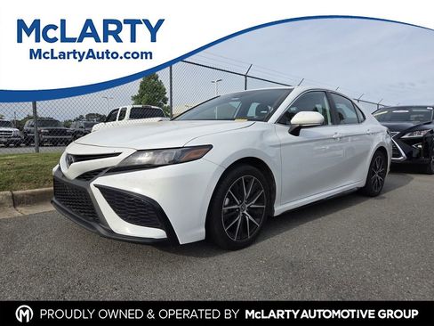 Used 2024 Toyota Camry SE FWD image 1