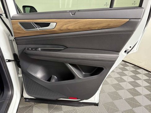 Used 2025 Volkswagen Atlas SE AWD/4WD image 15