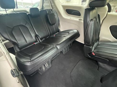Used 2023 Chrysler Pacifica Touring-L FWD image 22