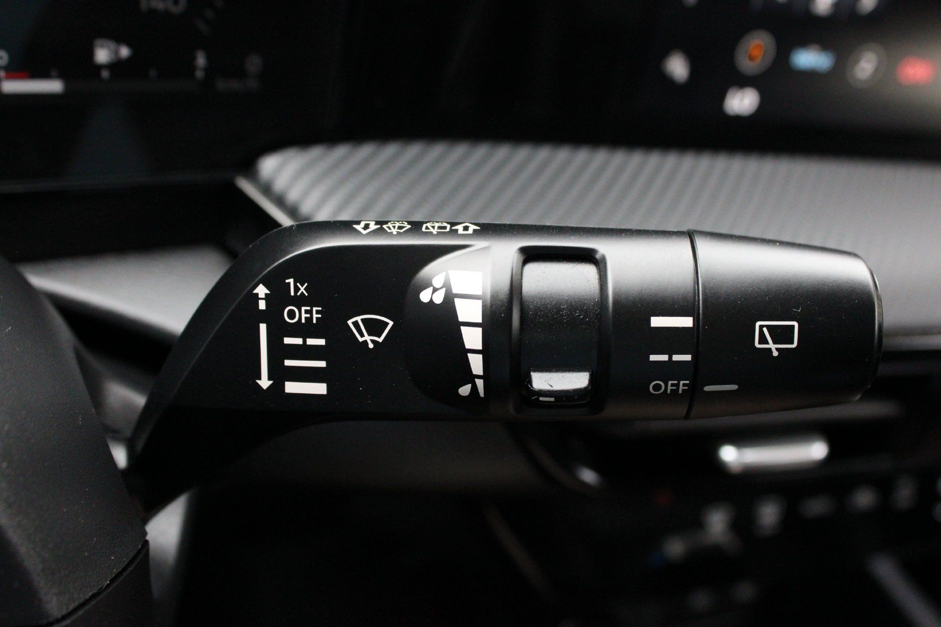 Used 2025 Nissan Kicks SR FWD image 27