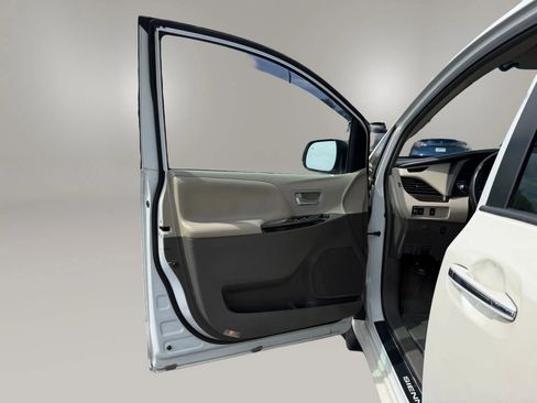 Used 2016 Toyota Sienna XLE image 14
