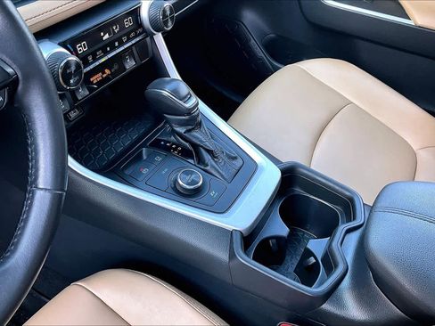 Used 2021 Toyota RAV4 XLE Premium image 17