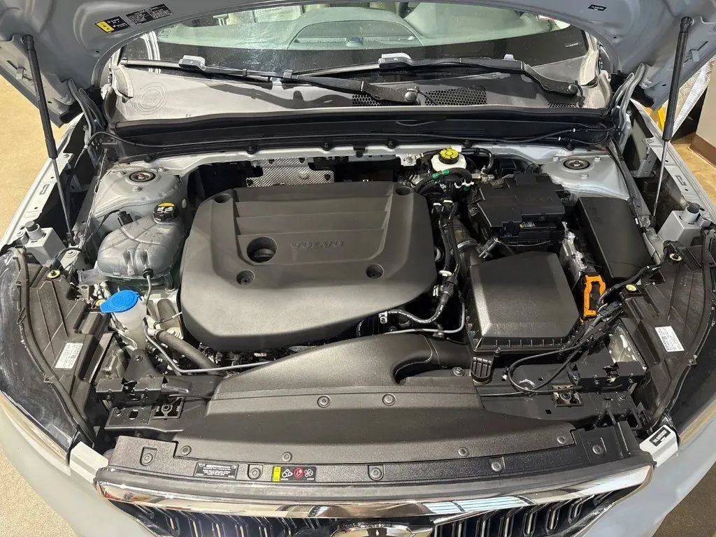 Used 2024 Volvo XC40 B5 Plus AWD/4WD image 9