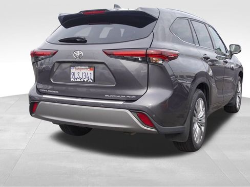 Used 2024 Toyota Highlander Platinum image 3