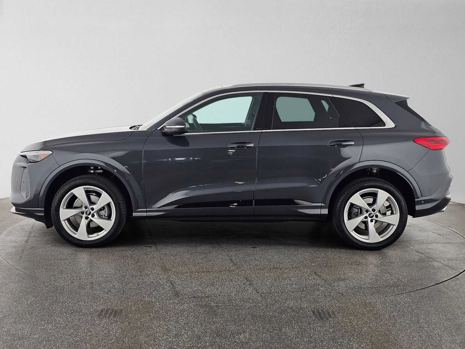 Used 2025 Audi Q5 Premium Plus w/ Premium Plus AWD/4WD image 2