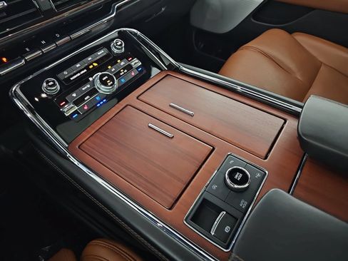 Used 2021 Lincoln Navigator Reserve w/ Luxury Package RWD image 25
