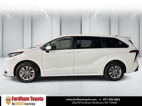 Used 2024 Toyota Sienna LE FWD image 7