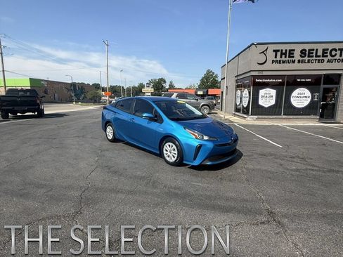 Used 2019 Toyota Prius LE FWD image 1