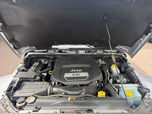 Used 2018 Jeep Wrangler Unlimited Sahara AWD/4WD image 7