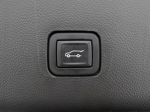 Used 2023 Chevrolet Traverse LT AWD/4WD image 39
