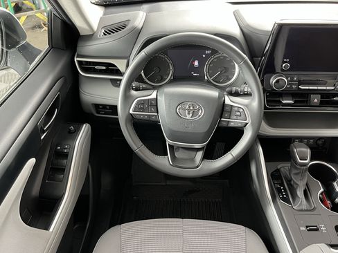 Used 2024 Toyota Highlander LE image 13