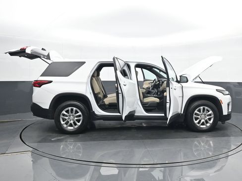 Used 2023 Chevrolet Traverse LS image 26