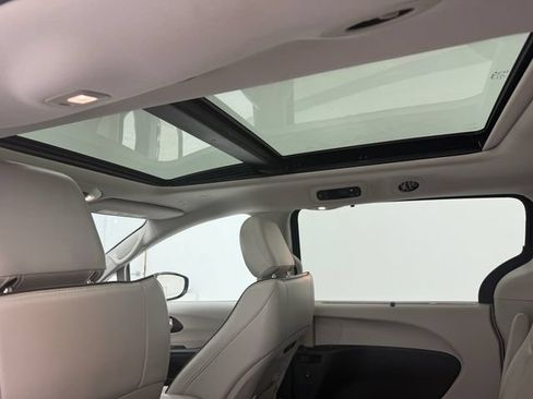 Used 2020 Chrysler Pacifica Limited FWD image 31