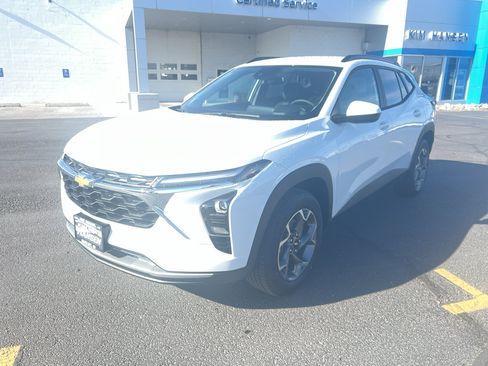 New 2026 Chevrolet Trax LT w/ LT Convenience Package FWD image 8