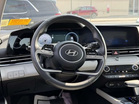 Certified 2025 Hyundai Elantra Limited FWD image 16