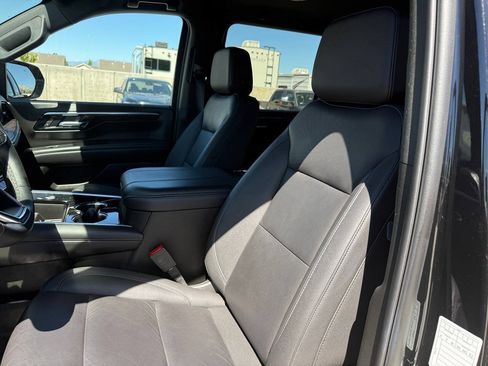 Used 2025 Chevrolet Suburban Z71 AWD/4WD image 17