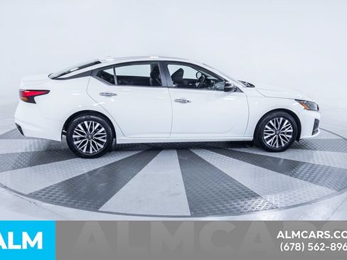 Used 2025 Nissan Altima 2.5 SV FWD image 11