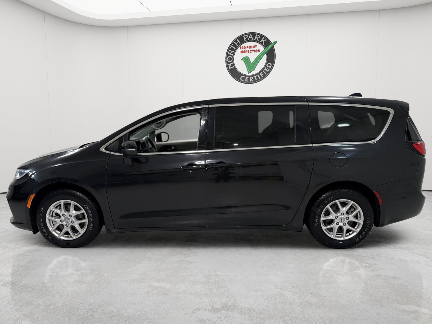 Used 2023 Chrysler Pacifica Touring-L FWD image 2