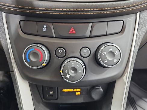 Certified 2022 Chevrolet Trax LT w/ LT Convenience Package image 28