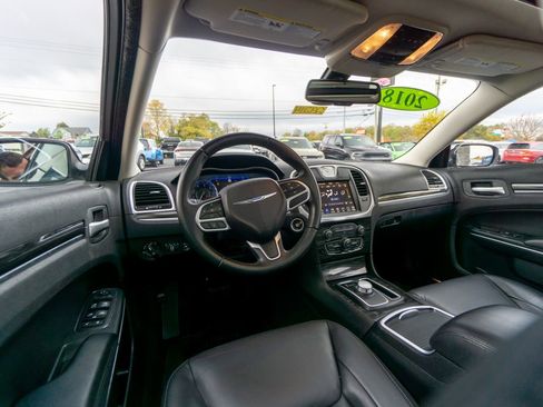Used 2018 Chrysler 300 Touring L image 13