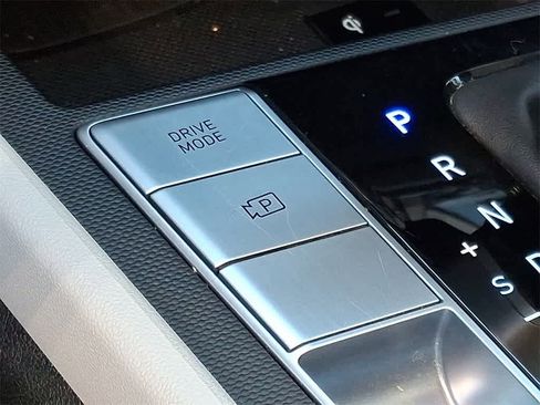 Used 2025 Hyundai Elantra Limited image 24