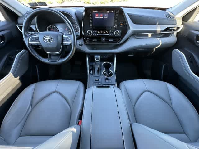 Used 2022 Toyota Highlander XLE AWD/4WD image 20