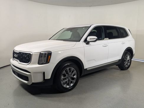 Used 2024 Kia Telluride LX FWD image 3