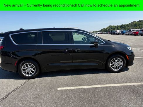 Used 2025 Chrysler Pacifica Select FWD image 2