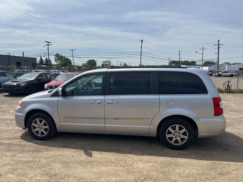 Used 2012 Chrysler Town & Country Touring w/ Entertainment Group #1 FWD image 12