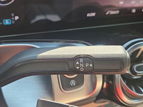 Used 2024 Mercedes-Benz GLB 250 4MATIC image 26