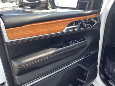 Used 2023 Jeep Grand Wagoneer Series III image 9