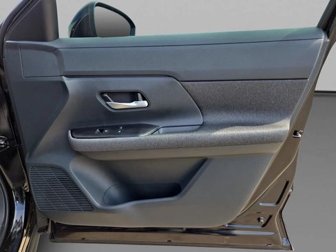 Used 2025 Nissan Kicks SV FWD image 33