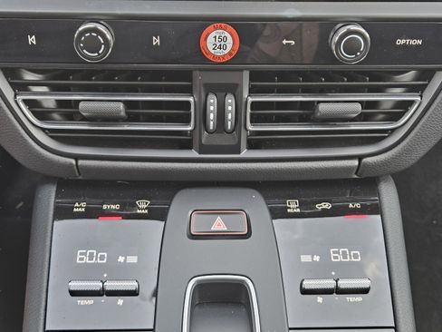 Certified 2025 Porsche Macan image 16