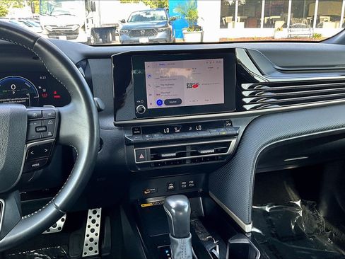 Used 2025 Toyota Camry SE FWD image 6