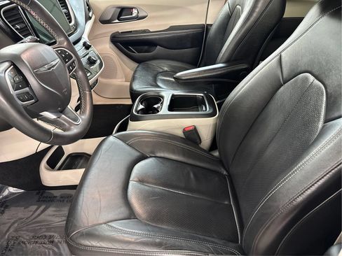 Used 2022 Chrysler Pacifica Touring-L FWD image 13