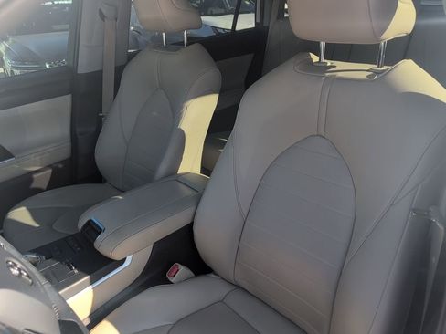 Used 2021 Toyota Highlander XLE image 21