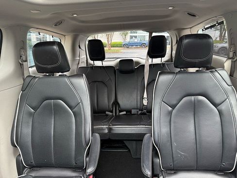Used 2024 Chrysler Pacifica Limited FWD image 13