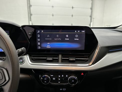 Used 2025 Chevrolet Trax LT FWD image 25