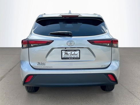 Used 2024 Toyota Highlander XLE FWD image 5