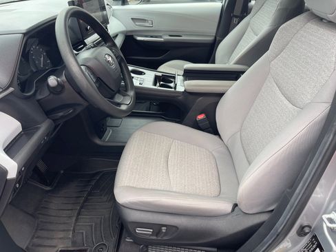 Used 2025 Toyota Sienna LE w/ LE Plus Package FWD image 10